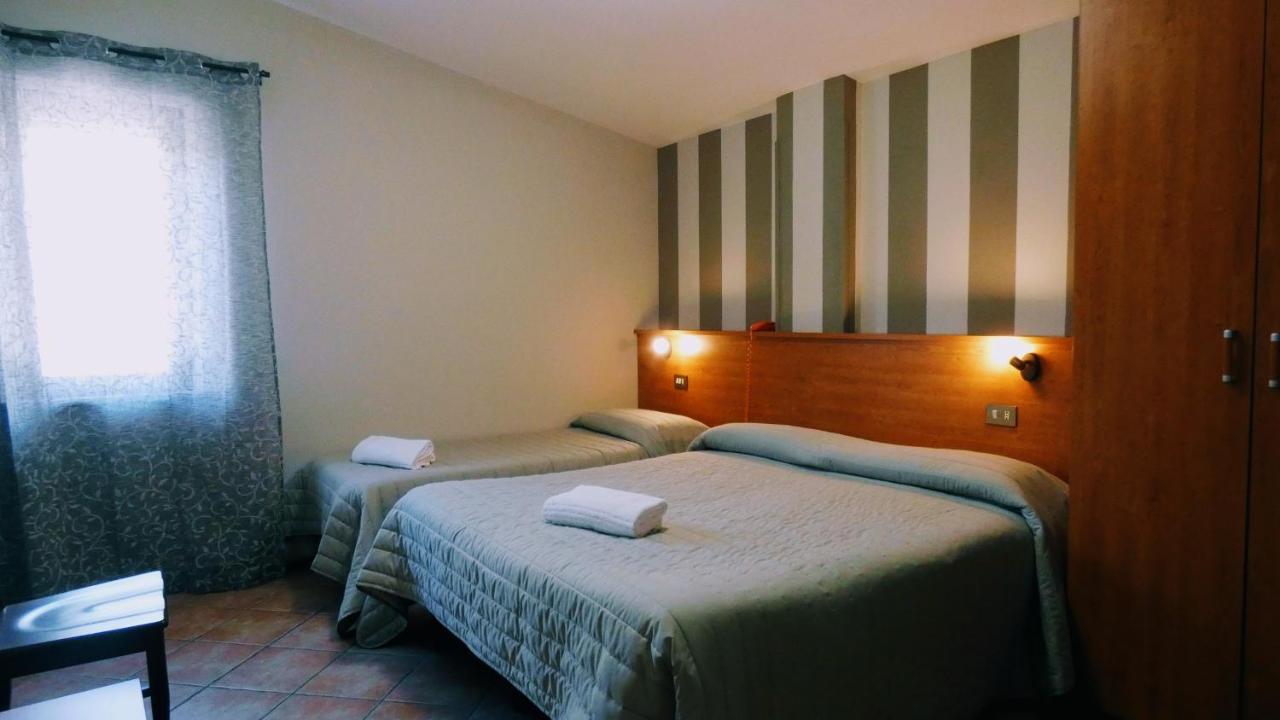 Hotel Piscina La Suite Prossedi المظهر الخارجي الصورة