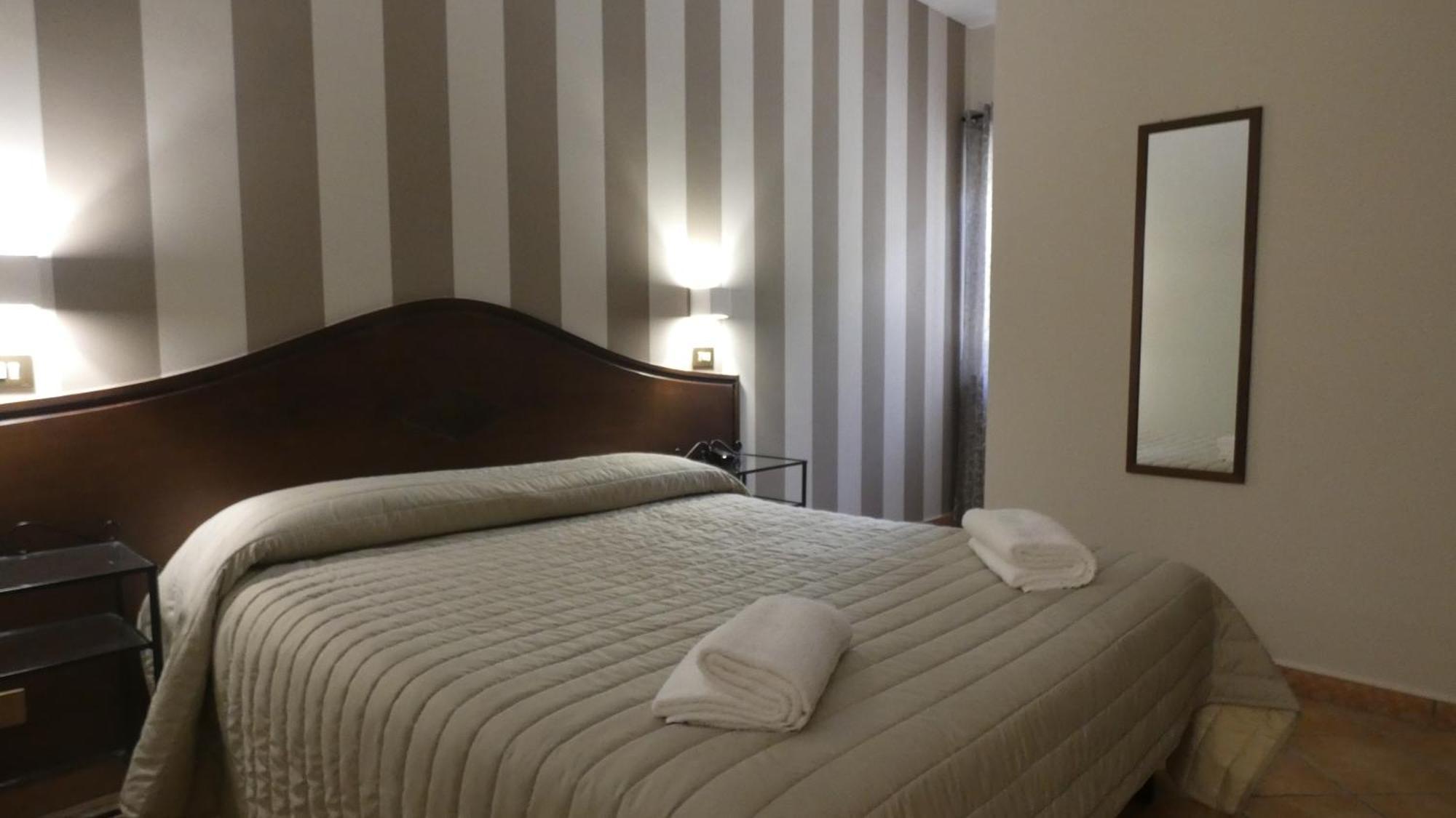 Hotel Piscina La Suite Prossedi المظهر الخارجي الصورة